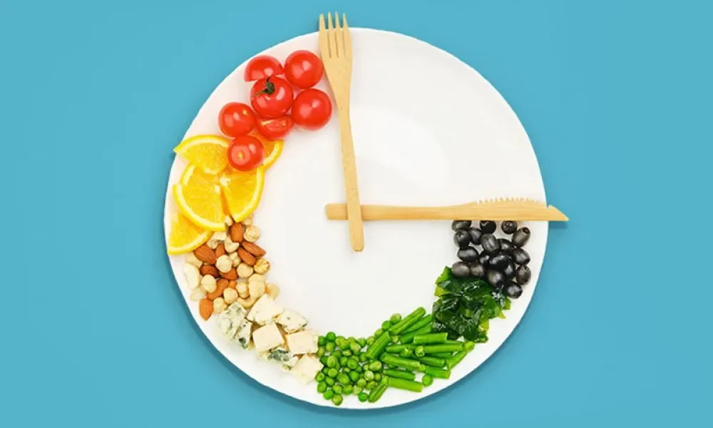 Plate with food shaped as a clock explaining the benefits of intermittent fasting